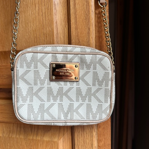 Michael Kors NWOT Monogram Crossbody Bag - Picture 1 of 5